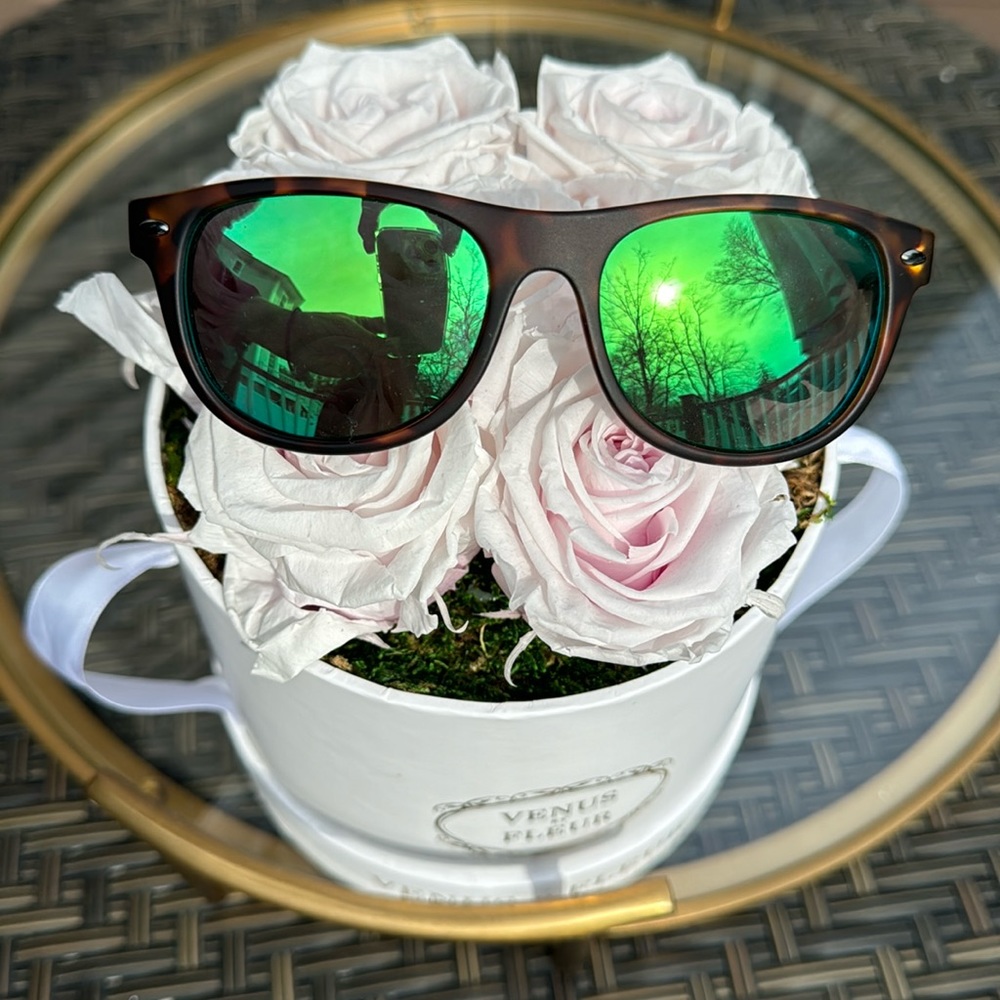 Unisex sunglasses with polarized lenses